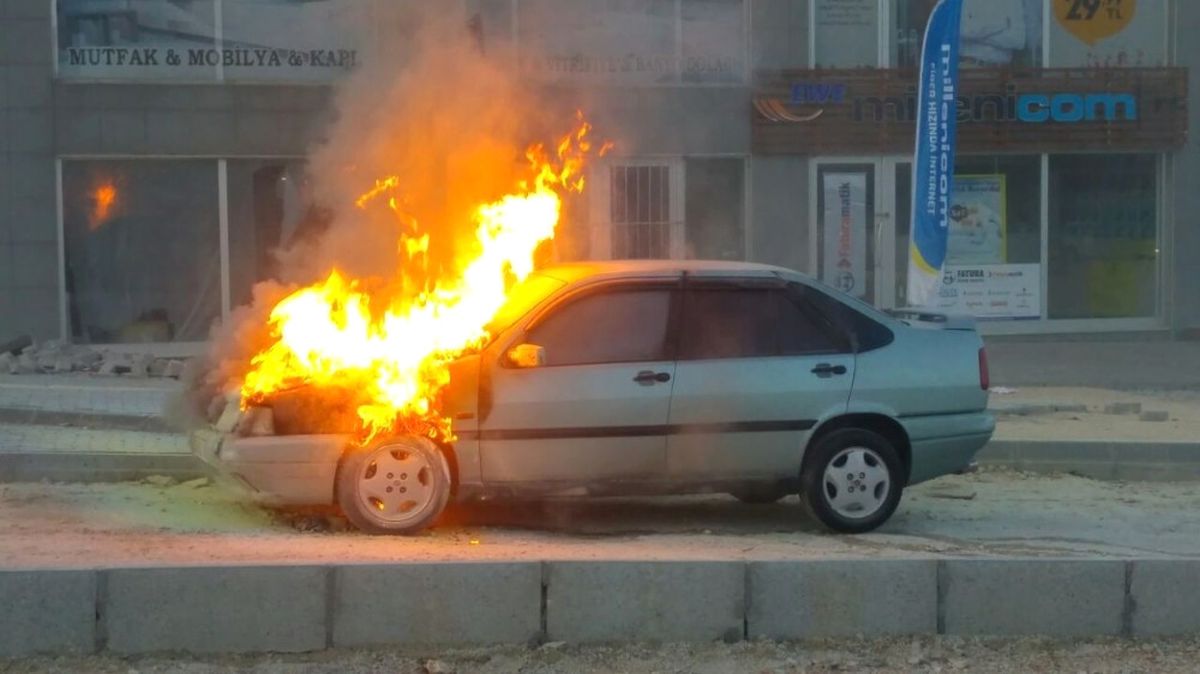 Bursa\'da Alev Alev Yanan Otomobil Korku Dolu Anlar Yaşattı