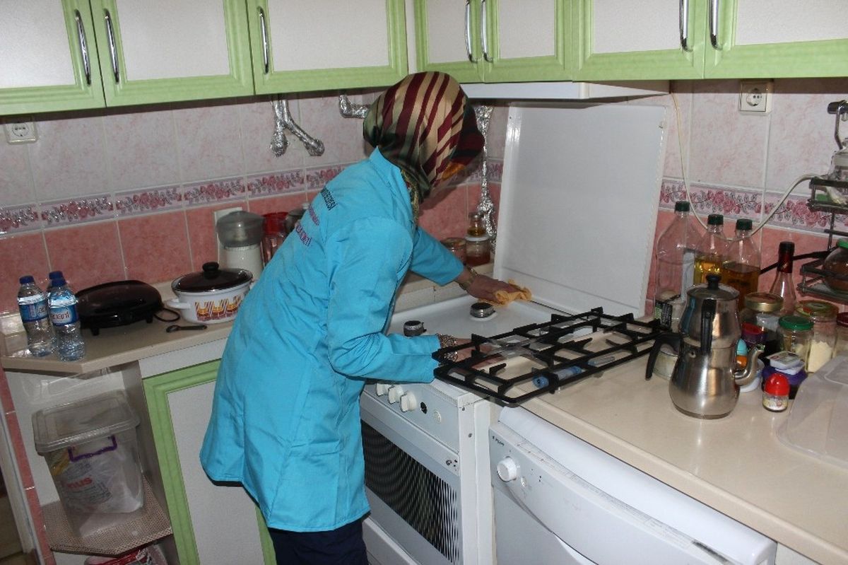 Çankırı Belediyesi Yaşlı Vatandaşların Evini Temizledi