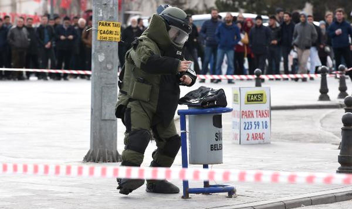 Çöp Kutusuna Bırakılan Çanta Bomba Paniğine Neden Oldu