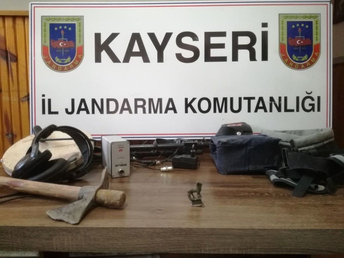 Define Avcıları İki Adet Heykel ile Birlikte Yakalandı