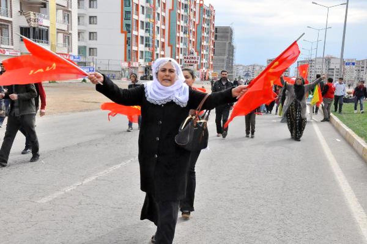 Dha Yurt: Diyarbakır\'da Nevruz Alanına Bıçakla Girmek İsteyen 1 Kişi Vuruldu