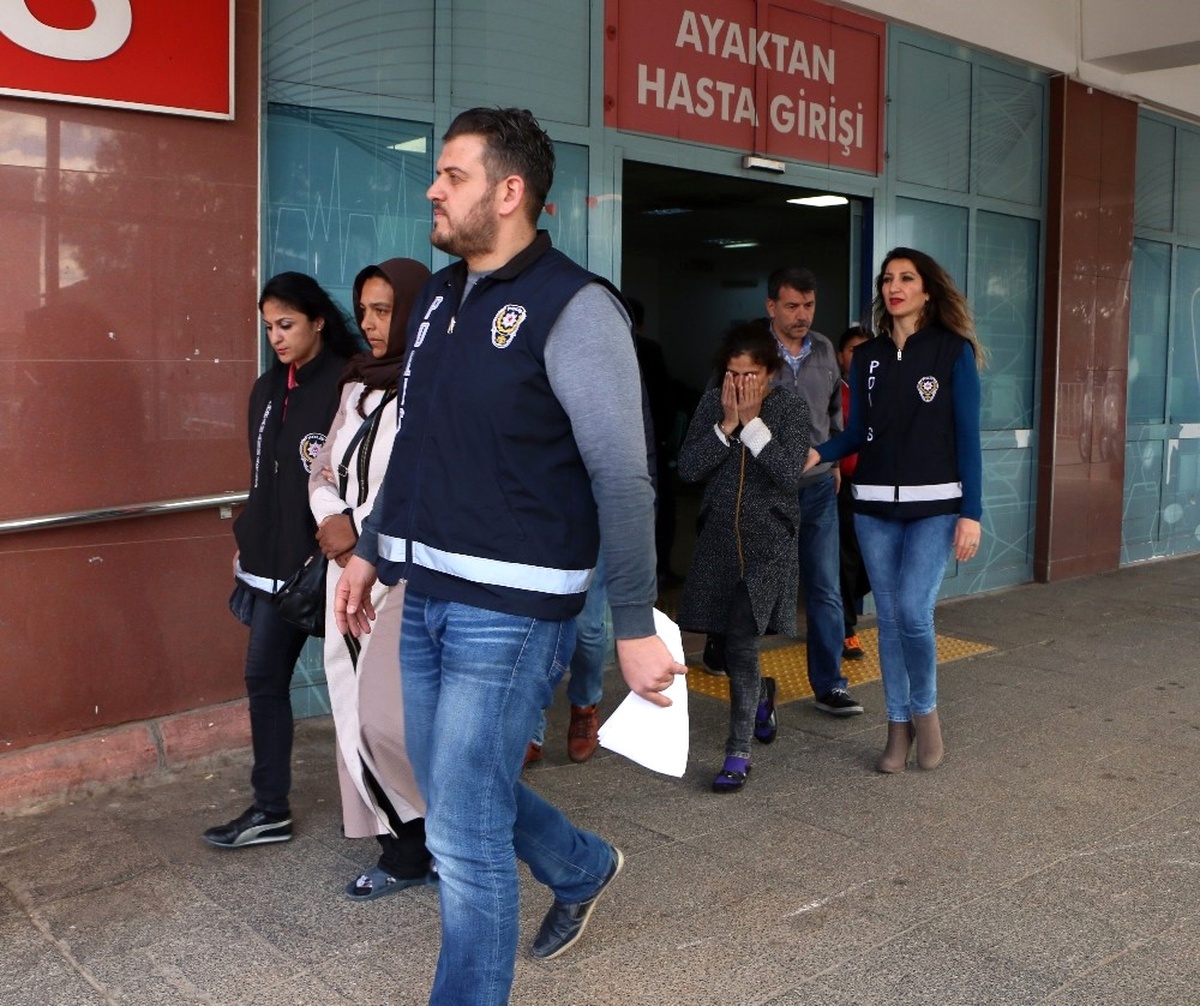 Dilenci Kılığında Hırsızlık Yapan 3 Kişi Yakalandı