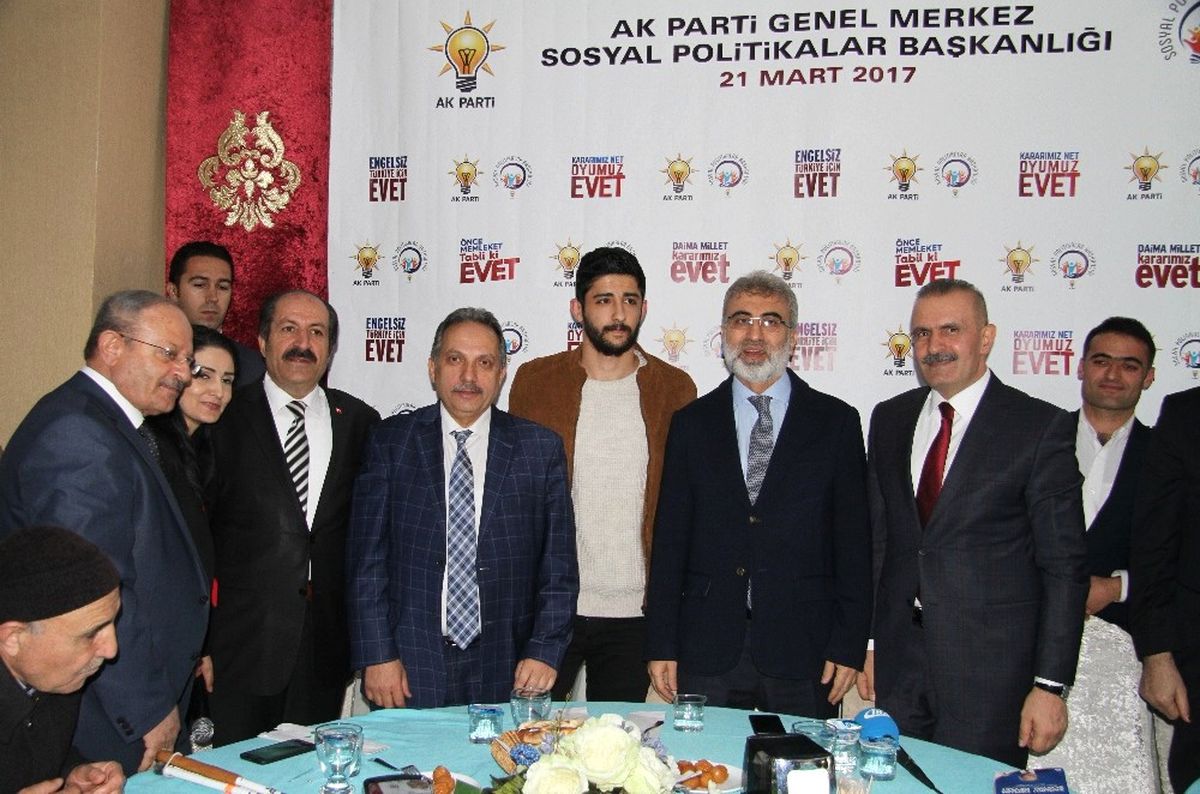 Eski Bakan Taner Yıldız Van\'da