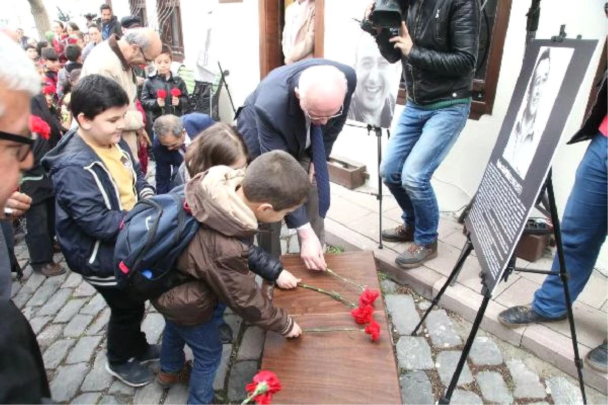 Eskişehir\'de, Tayfun Talipoğlu Daktilo Müzesi Önünde Tören