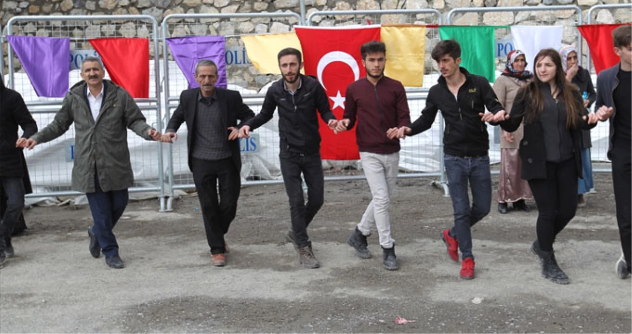 Hakkari Nevruzunda Türk Bayrağı