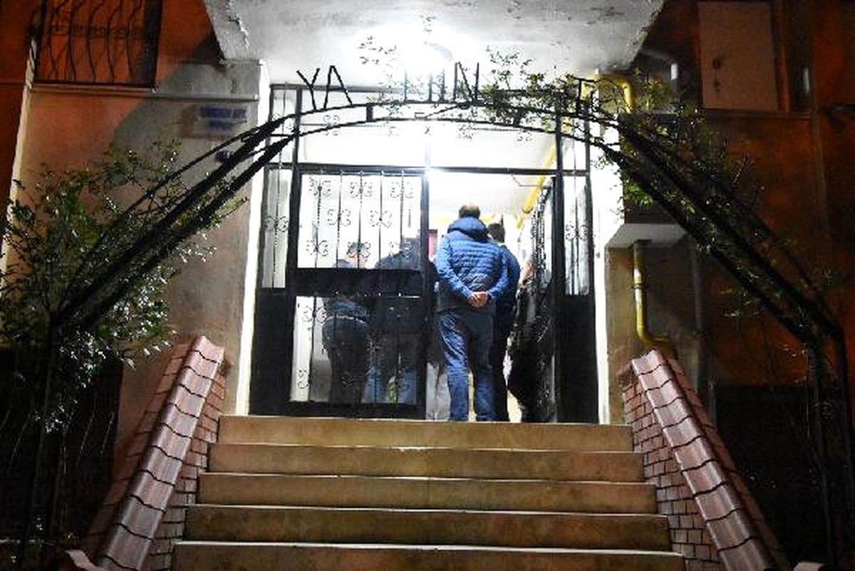 İzmir\'de Naylona Sarılı Halde Kadın Cesedi Bulundu