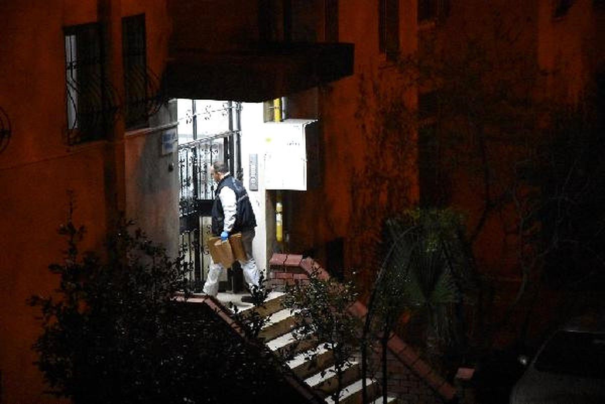 İzmir\'de Naylona Sarılı Halde Kadın Cesedi Bulundu