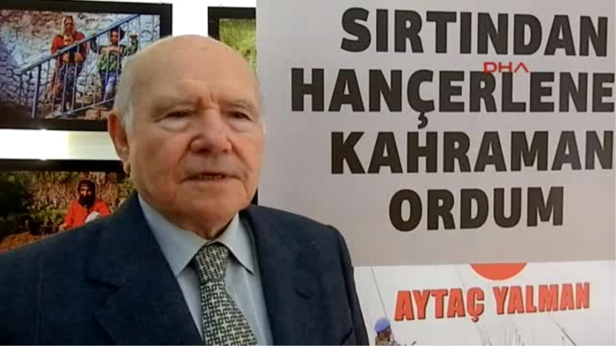 Izmir Emekli Orgeneral Aytaç Yalman, Foça\'da Kitabını Imzaladı