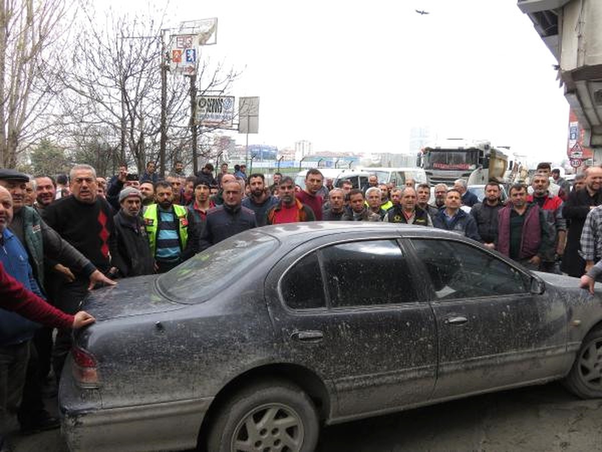 Kadıköy\'de Oto Sanayi Sitesi Esnafının Yol İsyanı