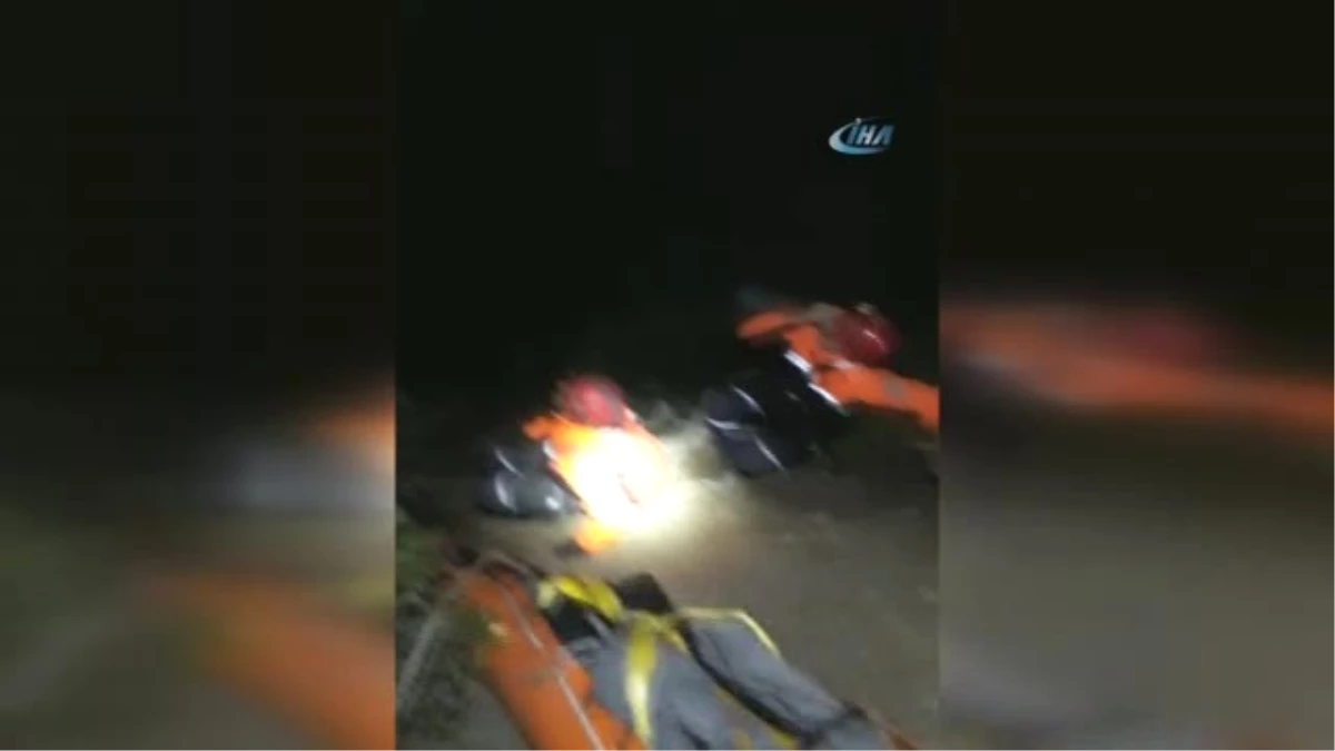 Kayalık Alana Çakılan Paraşütçü Helikopterle Kurtarıldı
