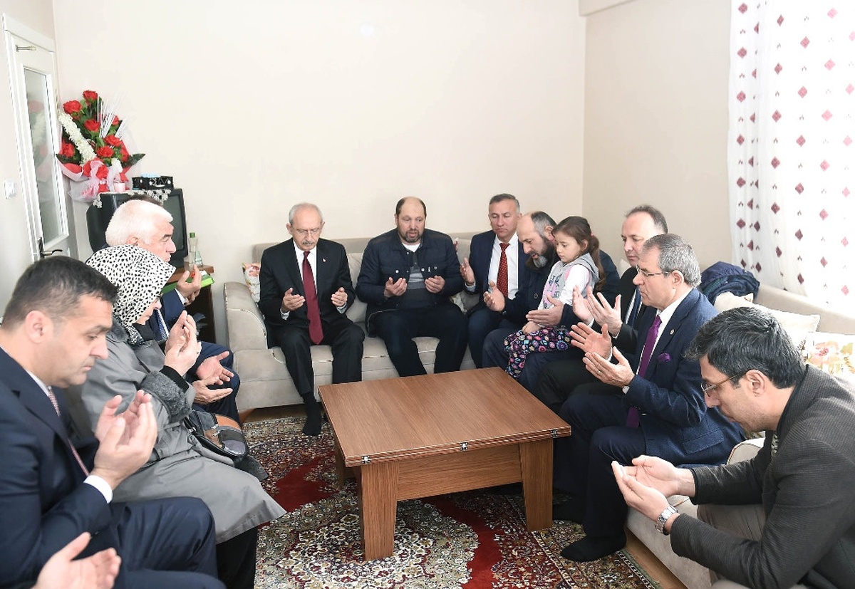 Kılıçdaroğlu\'ndan Şehit Ailesine Ziyaret