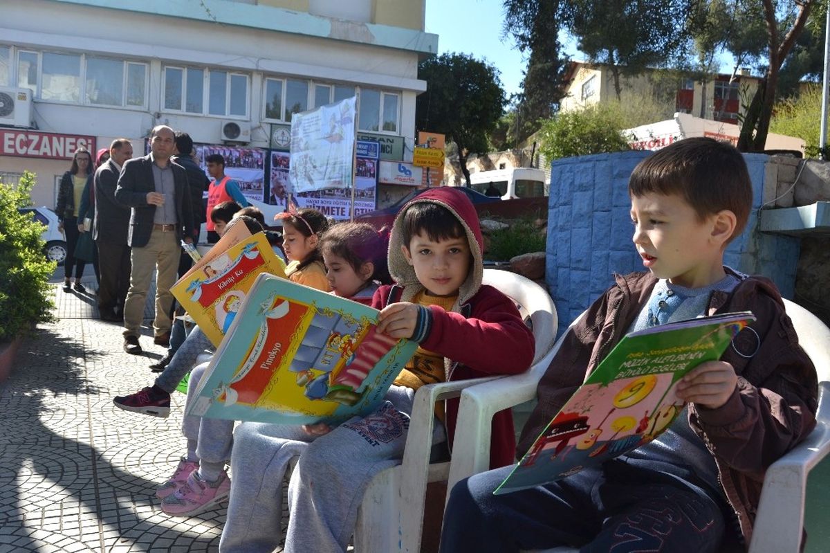 Kozan\'da "Kitabını da Al Gel, Yazarlar Ölür Kitaplar Kalır" Projesi