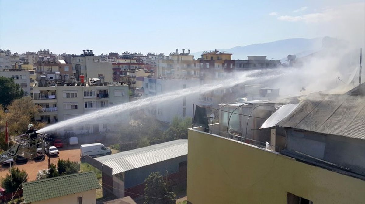 Kumluca\'da Çatı Yangını
