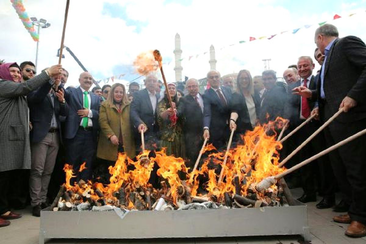 Mardin\'de Vali Halkla Halay Çekip, Nevruz Ateşini Yaktı