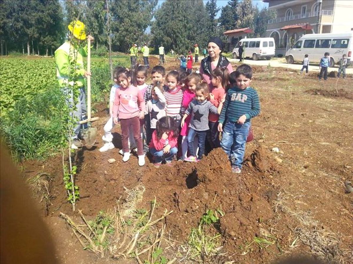 Minikler Fidan Dikip Can Suyu Verdi