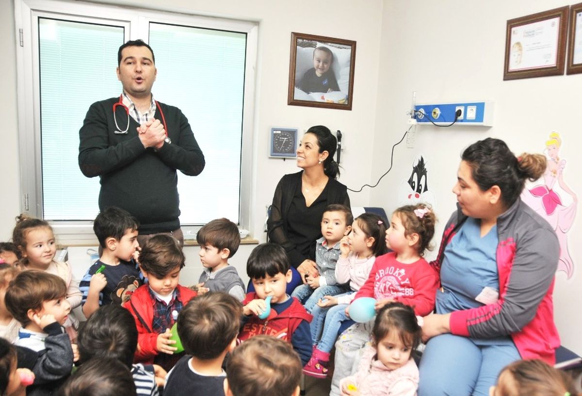 Minikler Sağlık Bilgilerini Hastanede Doktordan Aldı