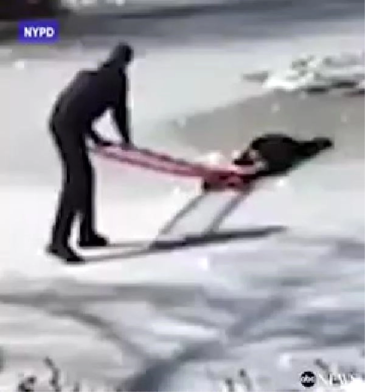 New York Polisi 16 Yaşındaki Genci Buzun İçinden Böyle Kurtardı
