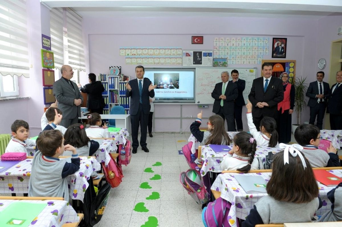 Okuma Yazmayı Öğrendiler, Vali Çelik\'i Sınıflarına Davet Ettiler
