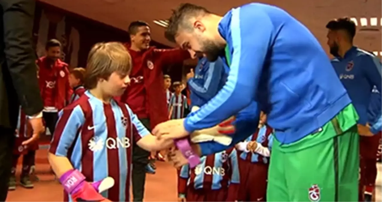 Onur Kıvrak, Galatasaray Maçı Öncesi Eldivenlerini Downlu Gence Verdi