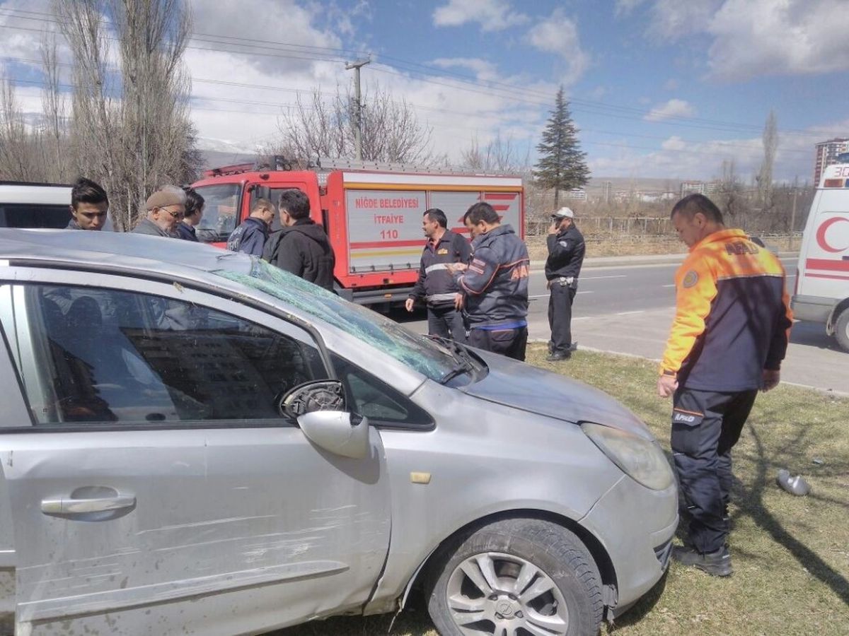 Otomobiller Çarpıştı: 3 Yaralı