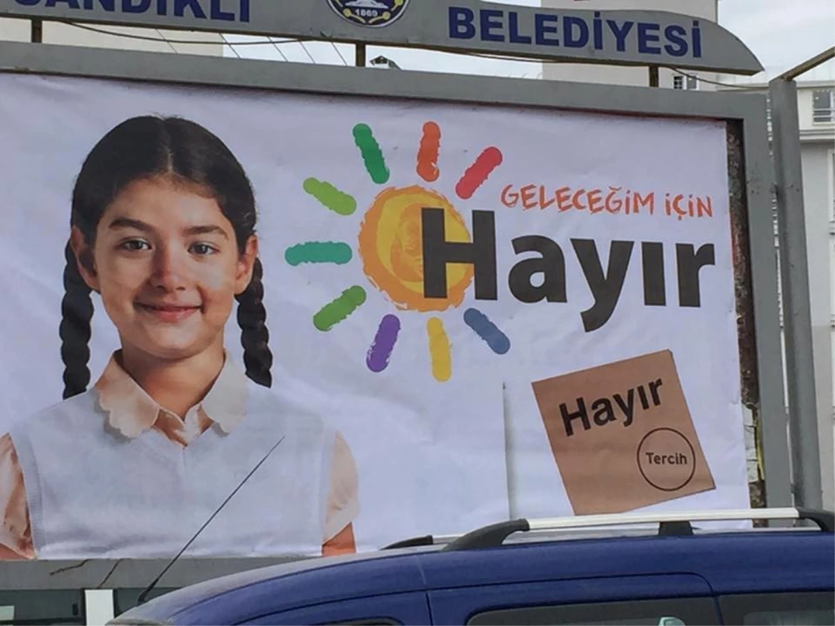 Sandıklı\'da CHP\'nin Referandum Afişlerine Saldırı