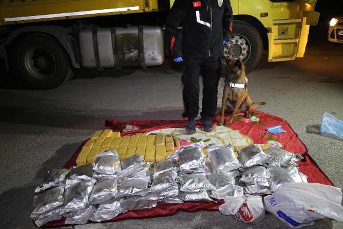 Tır Sürücüsünün Yatağından 115 Kilo Eroin Çıktı