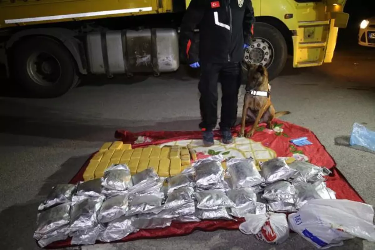 Tır Sürücüsünün Yatağından 115 Kilo Eroin Çıktı