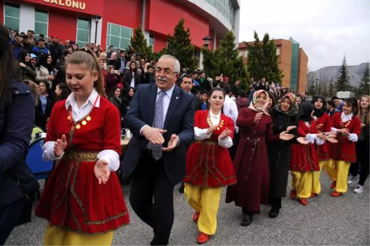 Tokat\'ta Protokol Üyeleri Nevruz Ateşinden Atladı