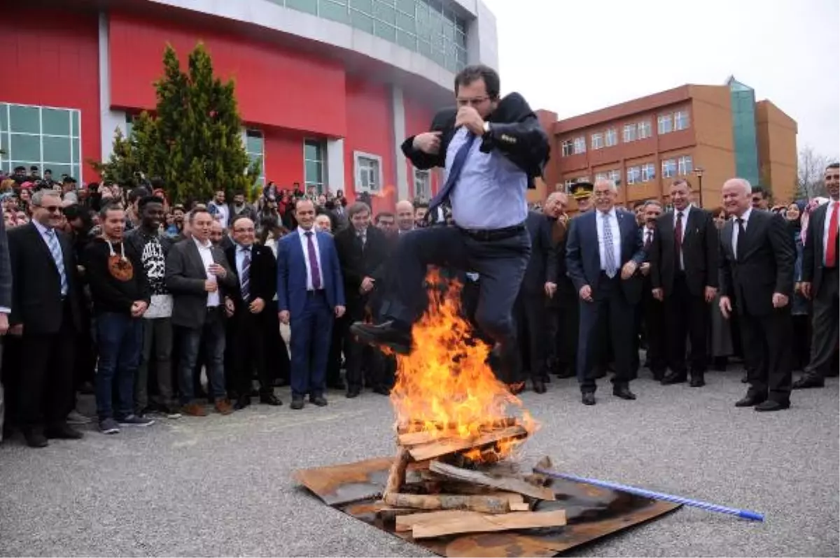 Tokat\'ta Protokol Üyeleri Nevruz Ateşinden Atladı