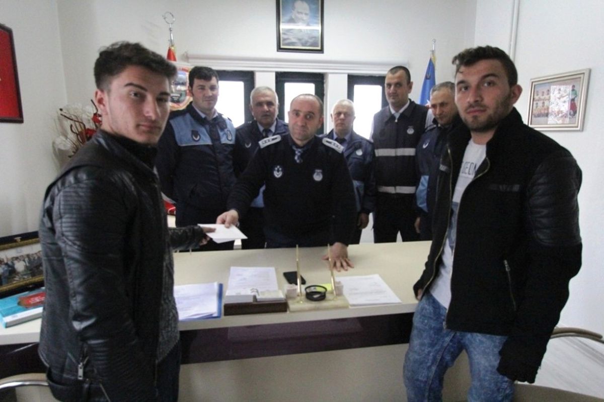 Üniversite Öğrencilerinden Örnek Davranış