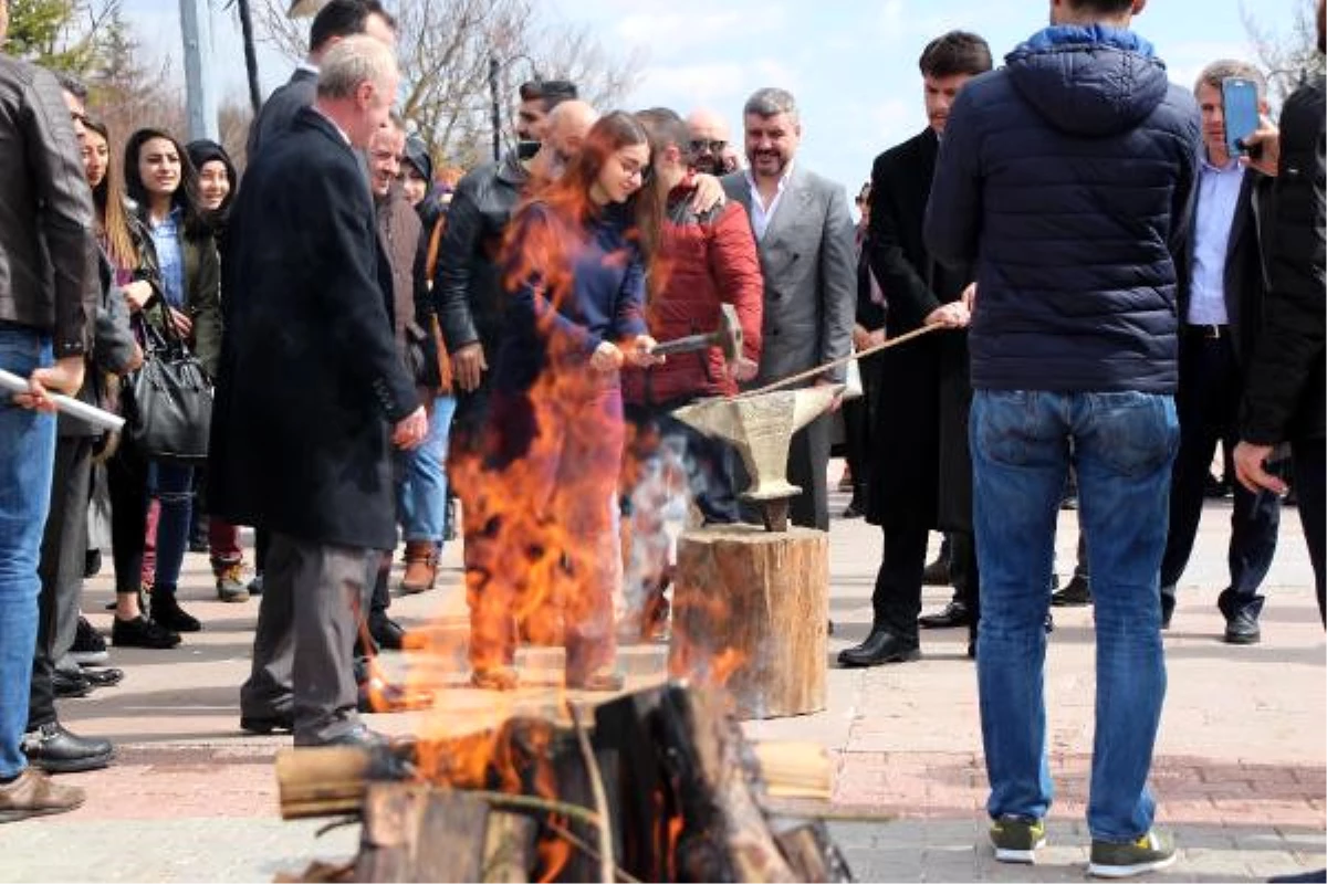 Üniversiteliler Ateş Yakıp, Demir Döverek Nevruzu Kutladı