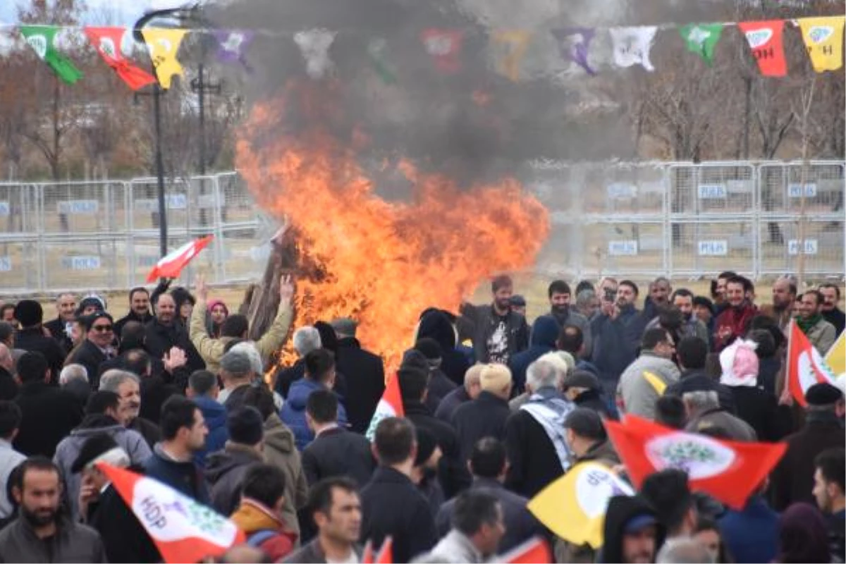 Nevruz Kutlamasında Açılan Öcalan Posterlerini HDP\'li Yöneticiler İndirdi