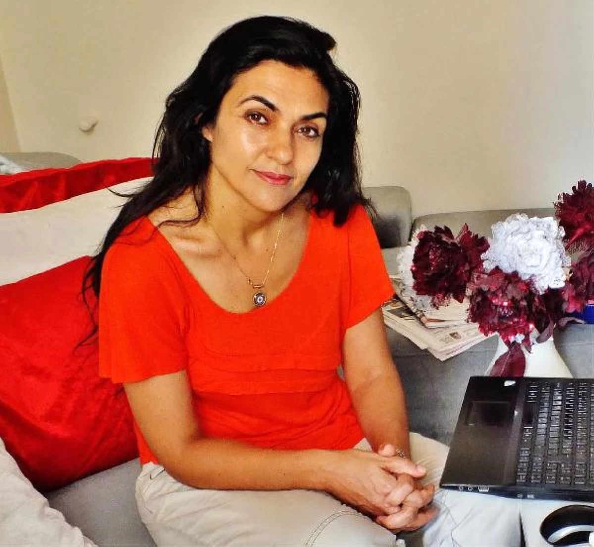 Yakalama Kararı Çıkartılan Ahmet Nesin\'in Eşi: İfadesini Alıp Bana Teslim Etsinler