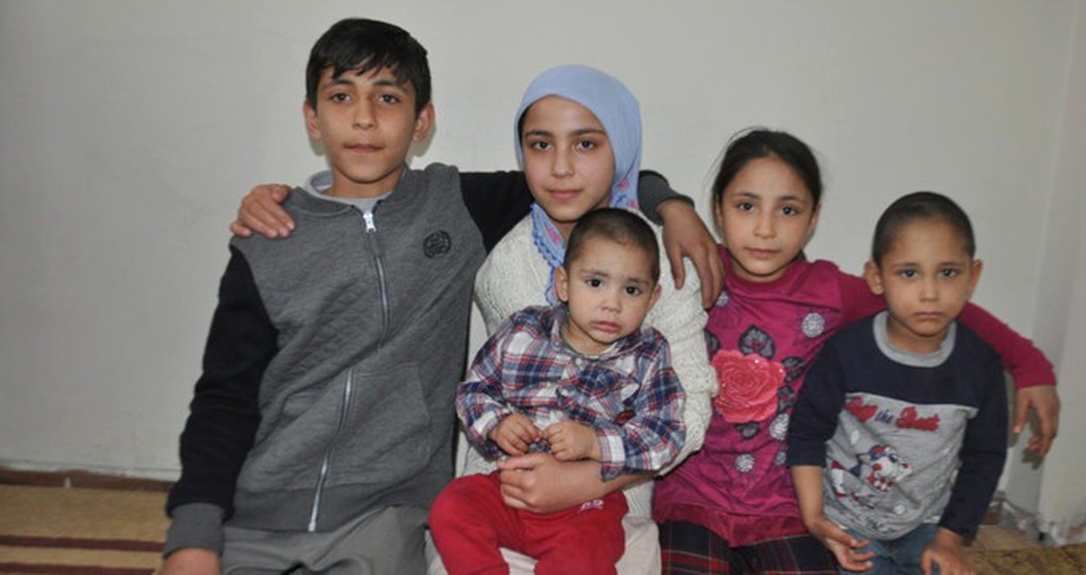 Afgan Kızı Reyhan, Annesinin Ölümünün Ardından Dört Kardeşine Annelik Yapıyor