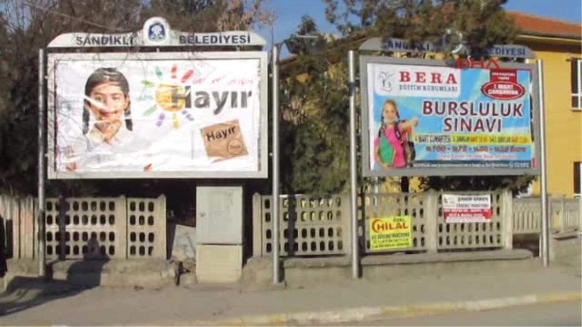 Afyonkarahisar CHP\'nin Referandum Afişleri Billboarddan Indirildi