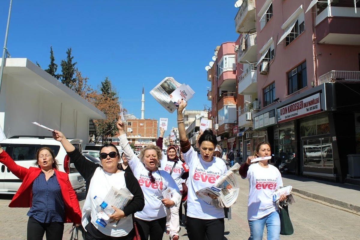 Ak Kadınlar Didim Sokaklarında \'Evet\' Çağrısı Yaptı