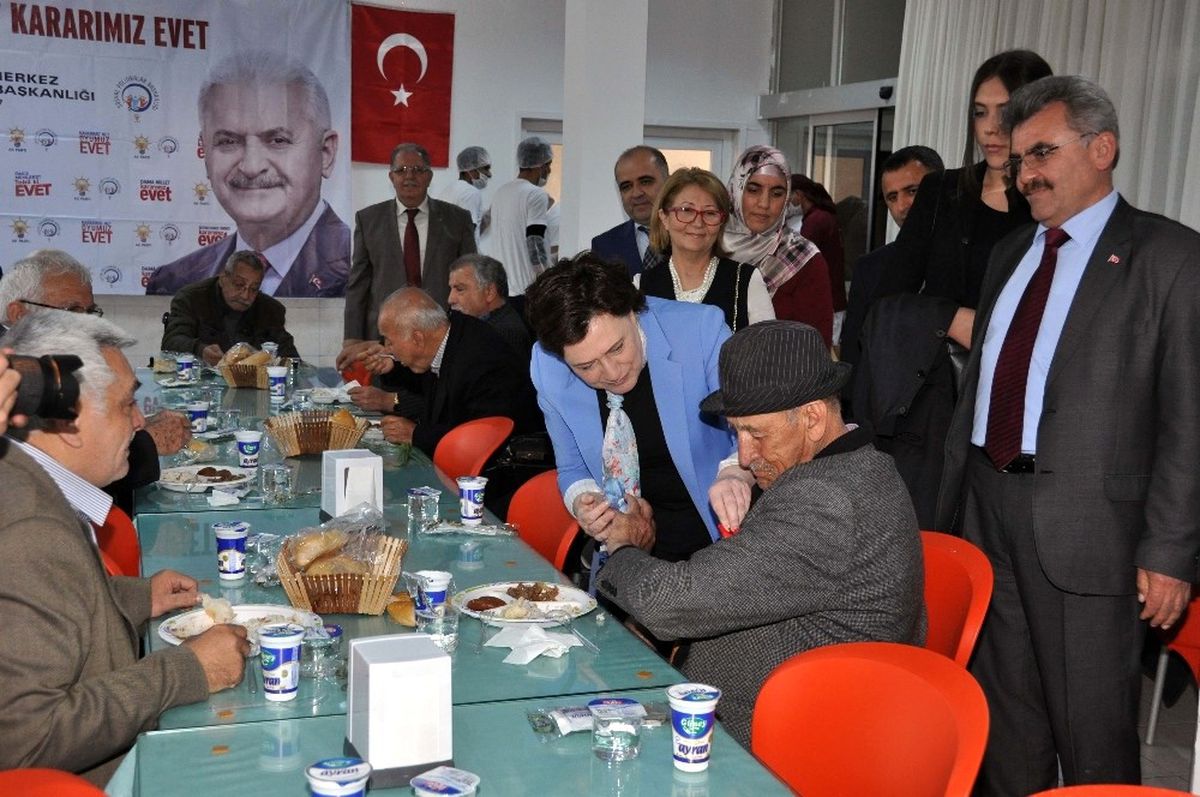 AK Parti\'den \'Büyüklerimize Hürmet Kararımız Evet\' Programı