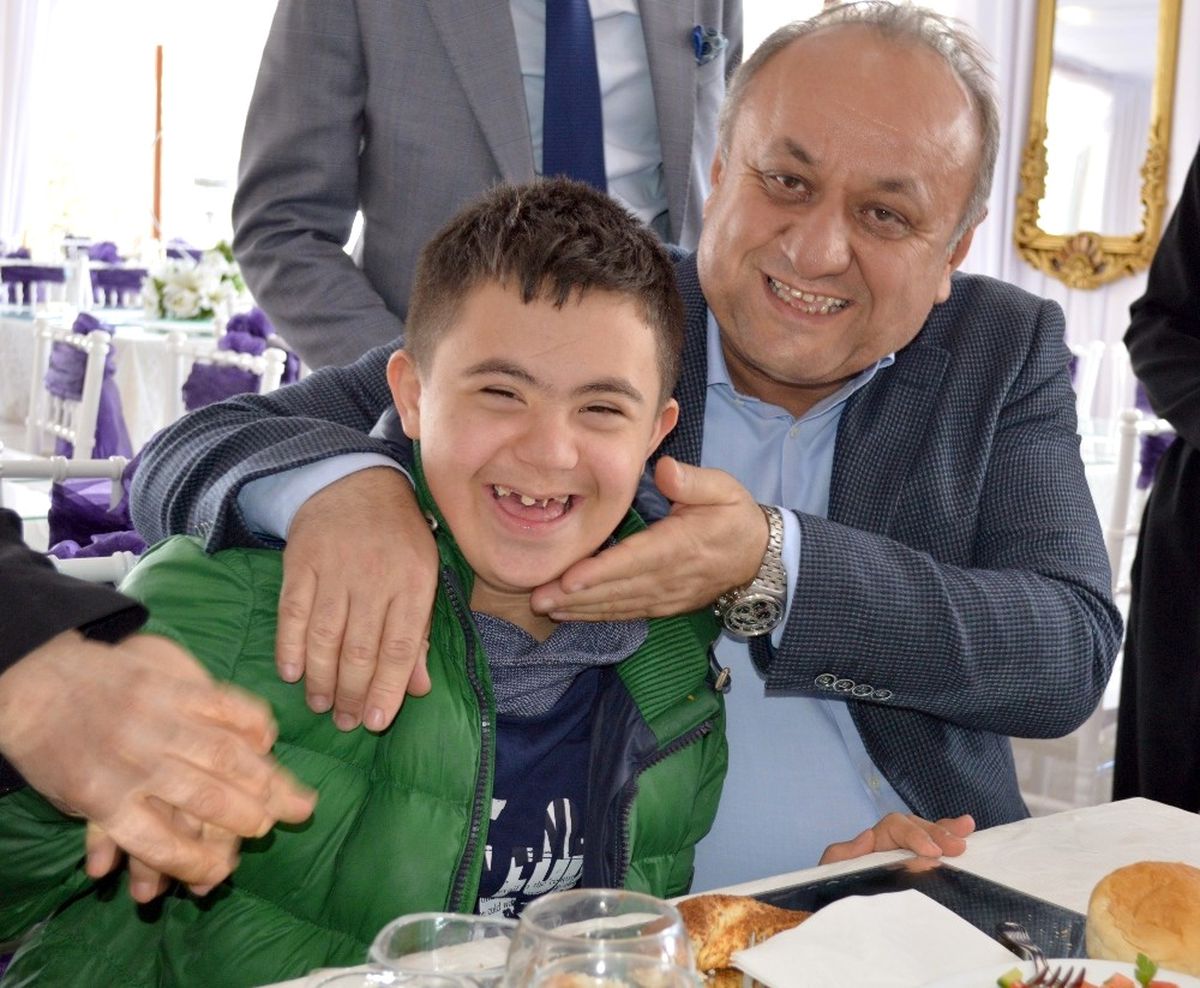 Ak Parti, \'Engelsiz Türkiye İçin Evet Yemeği\' Düzenledi