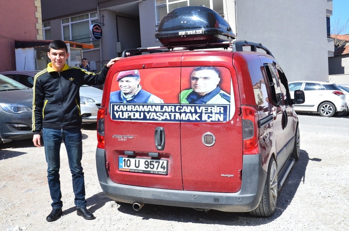 Arabasına Şehit Fotoğrafları Astı