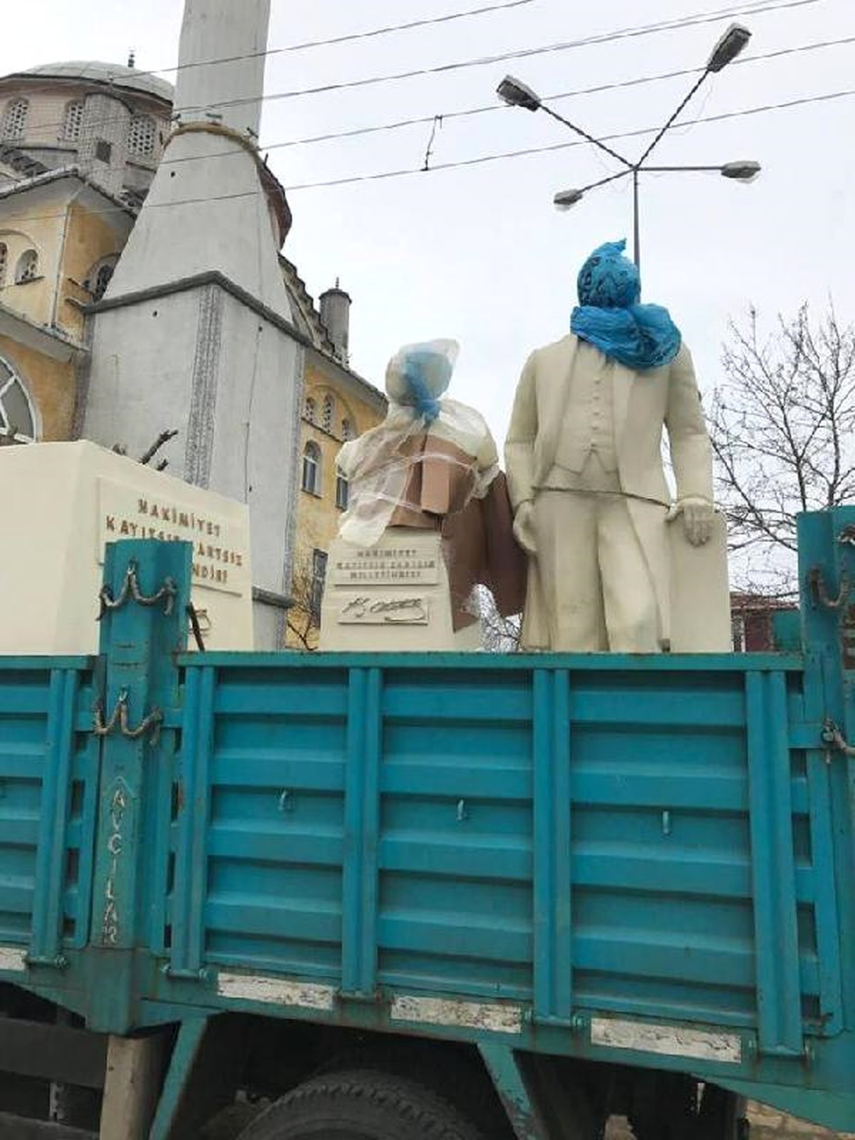 Atatürk Heykelinin Poşetli Görüntüsü
