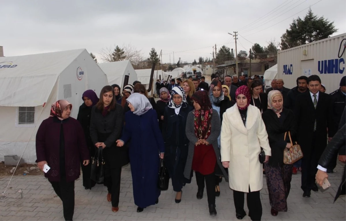 Bakan Akdağ\'ın Eşi Depremzedeleri Yalnız Bırakmadı