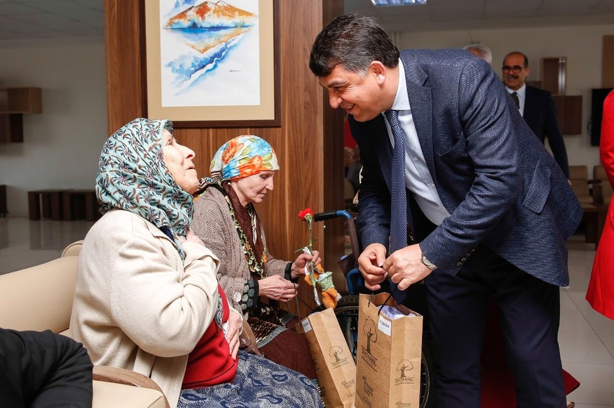Başkan Fadığloğlu Huzurevi Sakinleri ile Buluştu