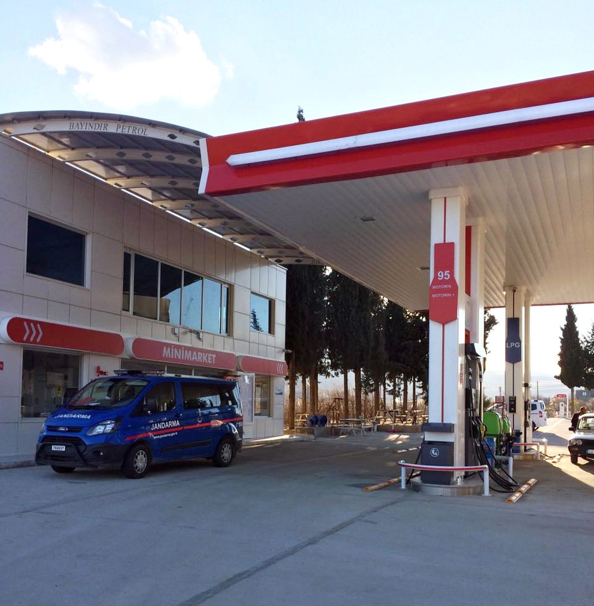 Besni\'de Petrol İstasyonundan Para Çalan Hırsız Yakalandı