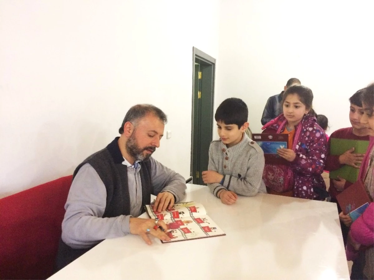 Beyoğlu\'nda Çocuklar Sevdiği Yazarlarla Buluşuyor