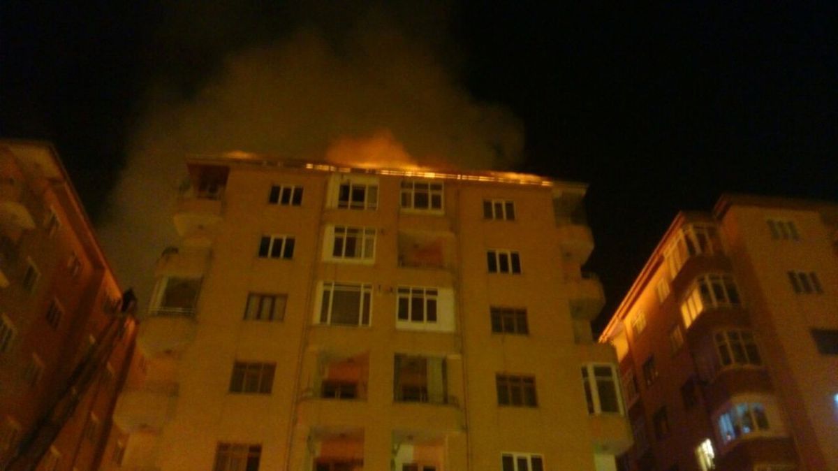 Çatı Yangını Paniğe Neden Oldu