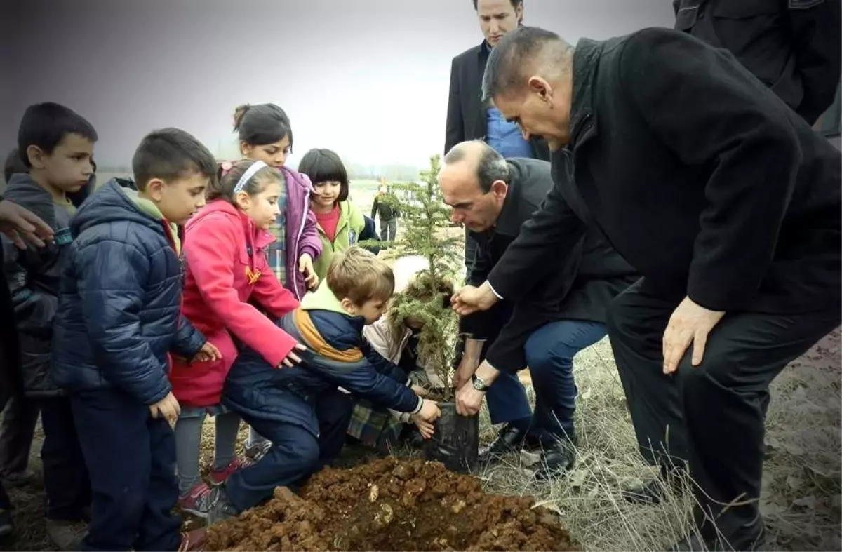 Çavdarhisar\'da Protokol ve Öğrenciler Fidan Dikti