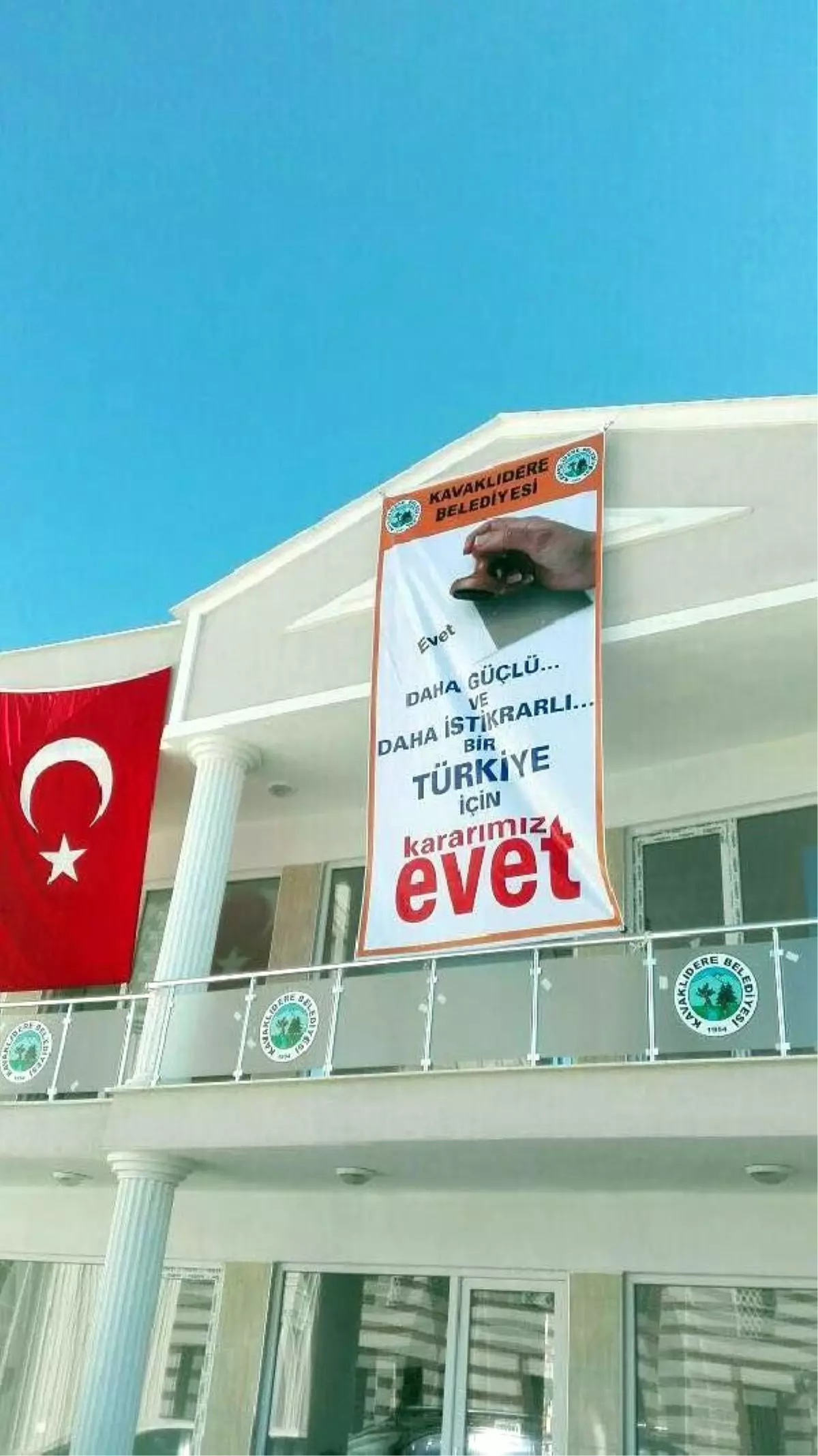 CHP\'den Belediye Binasına \'Evet\' Pankartına Tepki