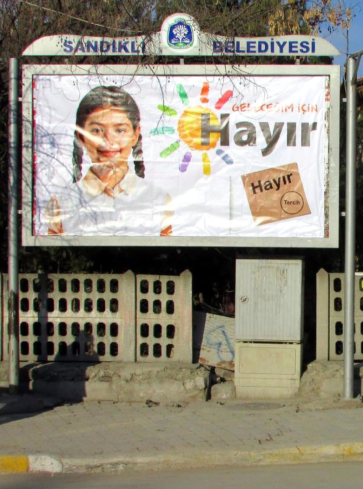 CHP\'nin Referandum Afişleri Billboarddan İndirildi