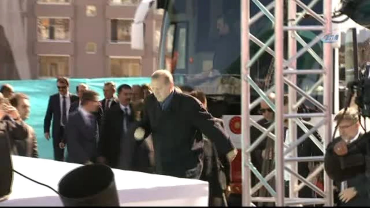 Cumhurbaşkanı Recep Tayyip Erdoğan: "El Alem Uzaya Çıkarken, Siz Türkiye\'de Darbe Peşindeydiniz"