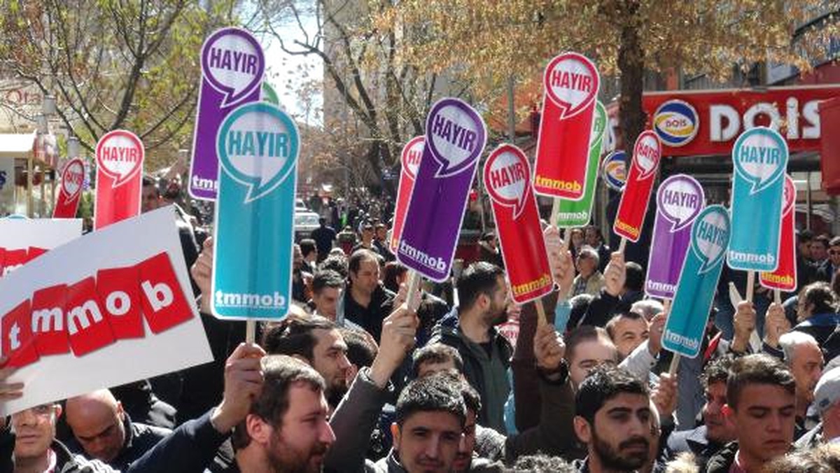 Düzelterek Yeniden) TMMOB\'un \'Hayır\' Kampanyası, TMMOB Üyeleri Tarafından Protesto Edildi